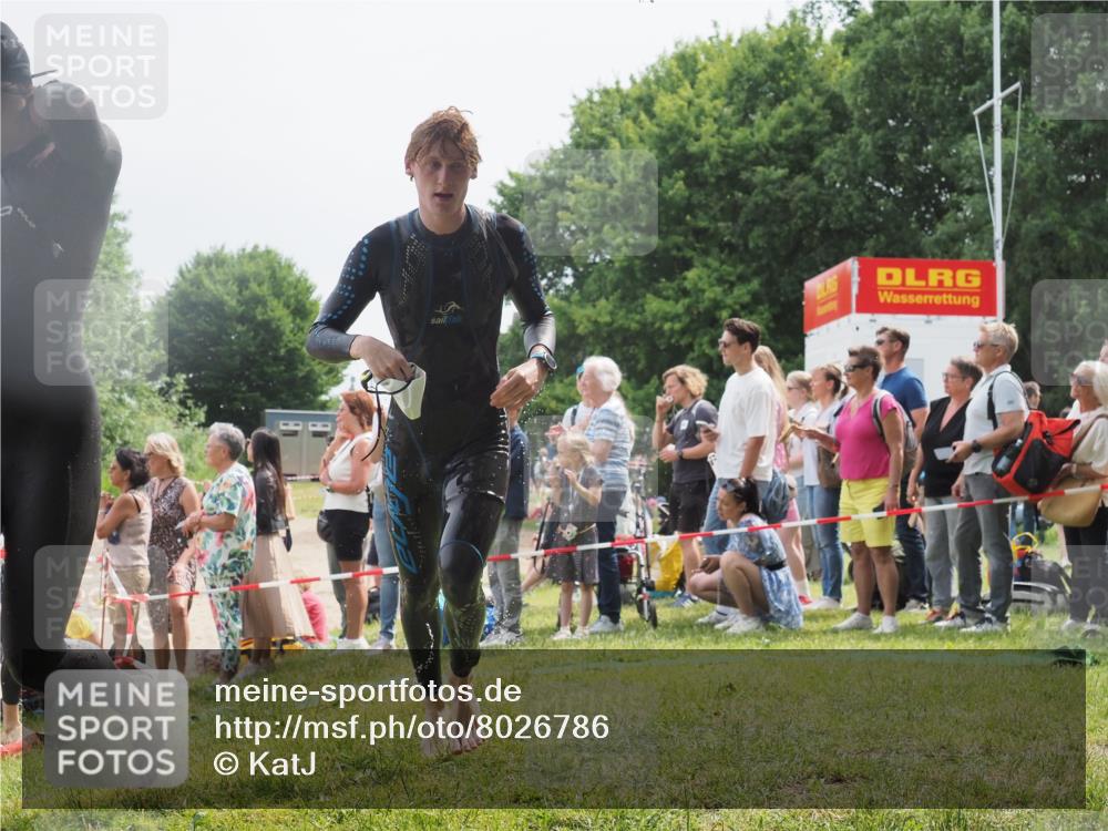 15.06.2025 - 27. Vierlanden-Triathlon KatJ http://msf.ph/oto/8026786 15.06.2025 11:00:26 Schwimmen 646, 657, 662, 694, 714, 731 meine-sportfotos.de