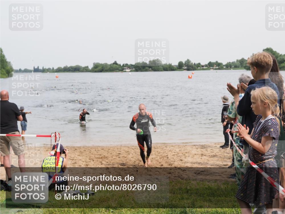 21.06.2025 - 27. Vierlanden-Triathlon MichiJ http://msf.ph/oto/8026790 15.06.2026 10:57:31 Schwimmen 707, 722 meine-sportfotos.de