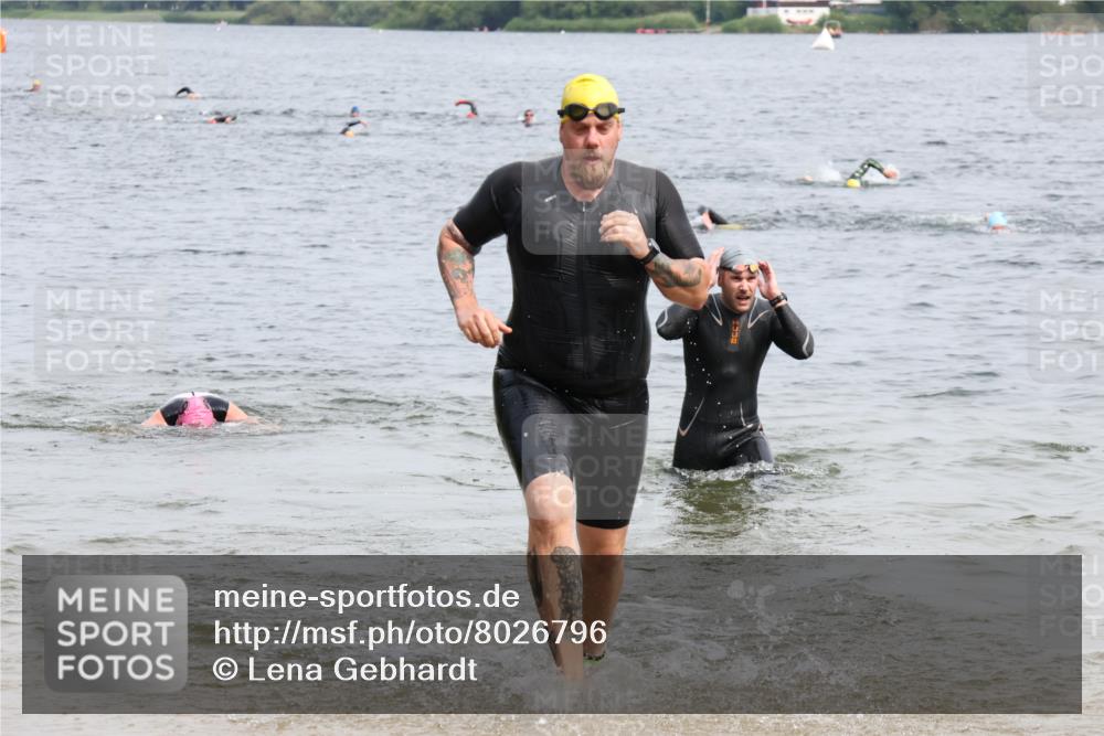 15.06.2025 - 27. Vierlanden-Triathlon Lena Gebhardt http://msf.ph/oto/8026796 15.06.2025 10:58:51 Schwimmen 709, 743, 760 meine-sportfotos.de