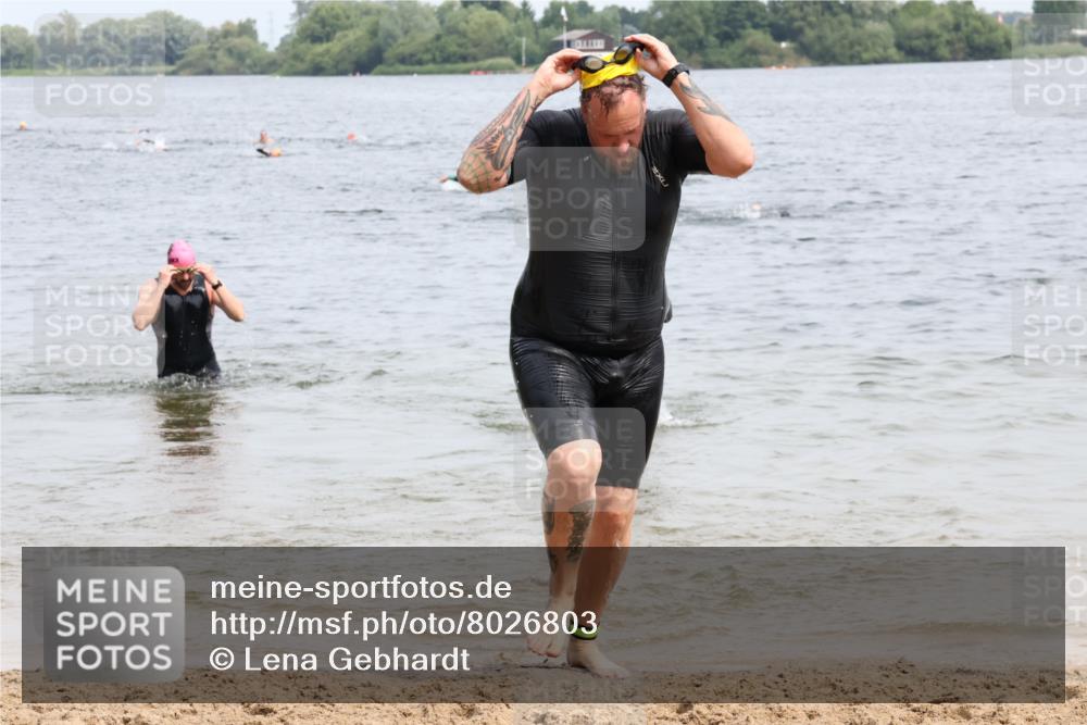 15.06.2025 - 27. Vierlanden-Triathlon Lena Gebhardt http://msf.ph/oto/8026803 15.06.2025 10:58:52 Schwimmen 709, 743, 760 meine-sportfotos.de