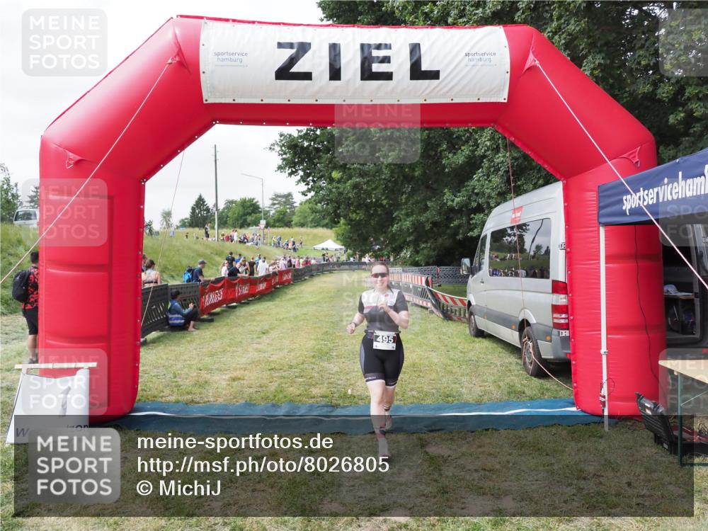21.06.2025 - 27. Vierlanden-Triathlon MichiJ http://msf.ph/oto/8026805 15.06.2026 12:00:57 Ziel 495 meine-sportfotos.de