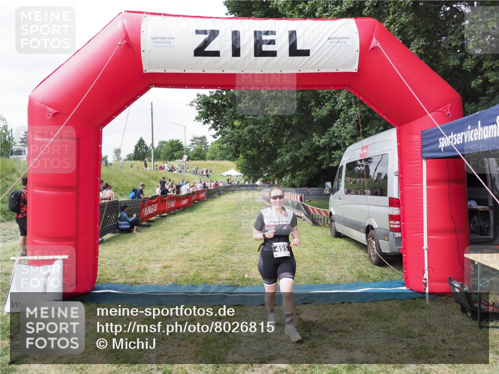 21.06.2025 - 27. Vierlanden-Triathlon MichiJ http://msf.ph/oto/8026815 15.06.2026 12:00:57 Ziel 495 meine-sportfotos.de