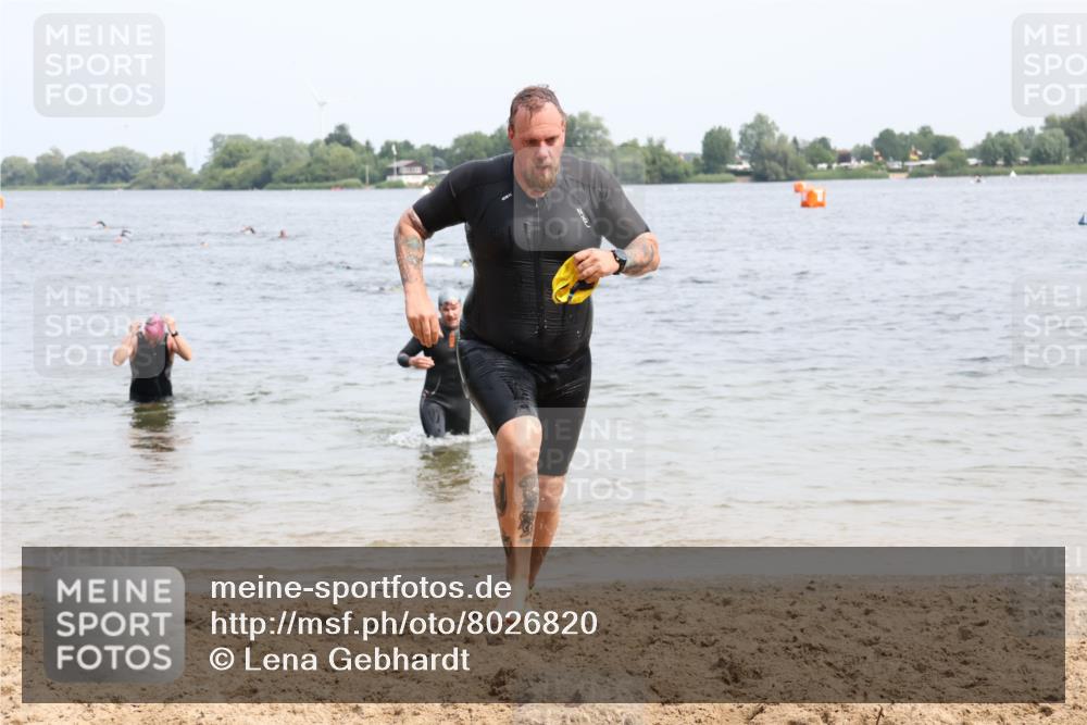 15.06.2025 - 27. Vierlanden-Triathlon Lena Gebhardt http://msf.ph/oto/8026820 15.06.2025 10:58:53 Schwimmen 706, 709, 743, 760 meine-sportfotos.de