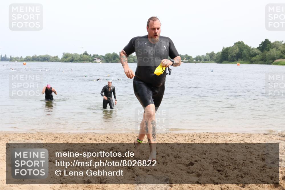 15.06.2025 - 27. Vierlanden-Triathlon Lena Gebhardt http://msf.ph/oto/8026822 15.06.2025 10:58:54 Schwimmen 706, 709, 743, 760 meine-sportfotos.de