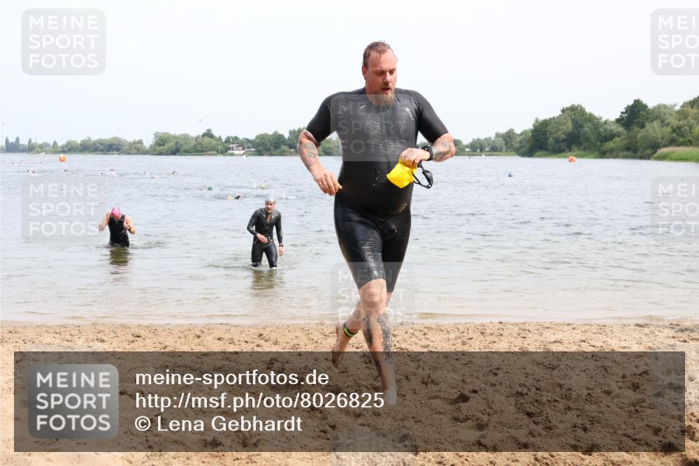 15.06.2025 - 27. Vierlanden-Triathlon Lena Gebhardt http://msf.ph/oto/8026825 15.06.2025 10:58:54 Schwimmen 706, 709, 743, 760 meine-sportfotos.de