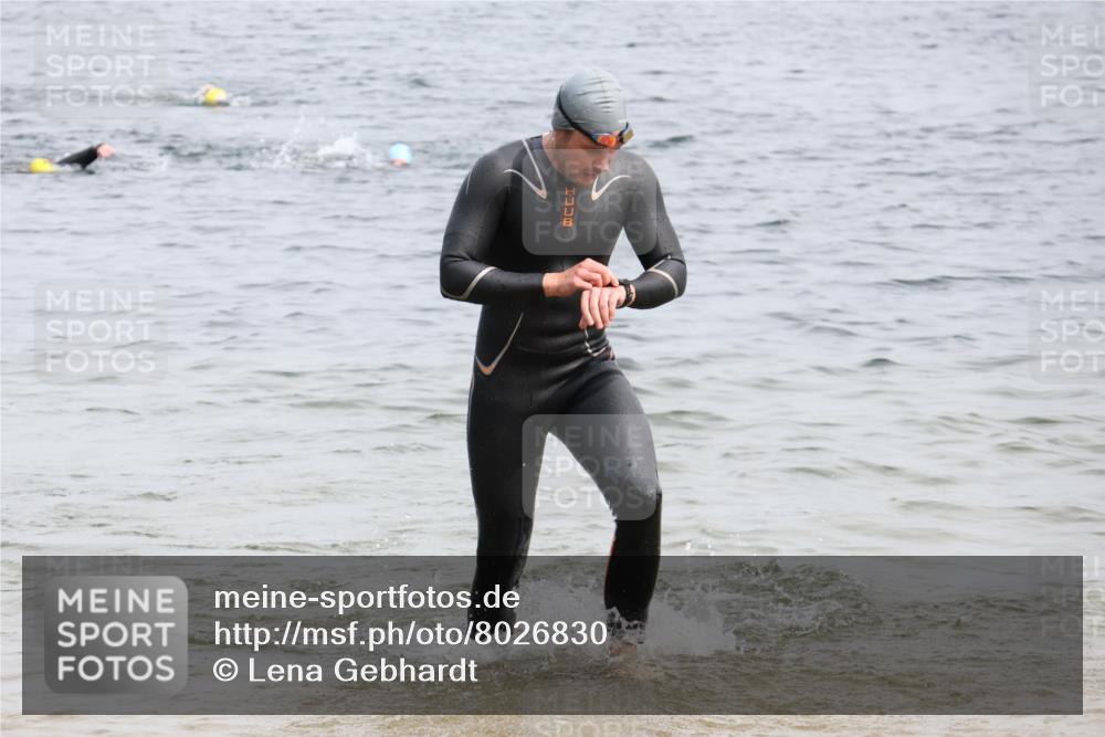 15.06.2025 - 27. Vierlanden-Triathlon Lena Gebhardt http://msf.ph/oto/8026830 15.06.2025 10:58:56 Schwimmen 706, 709, 743, 760 meine-sportfotos.de