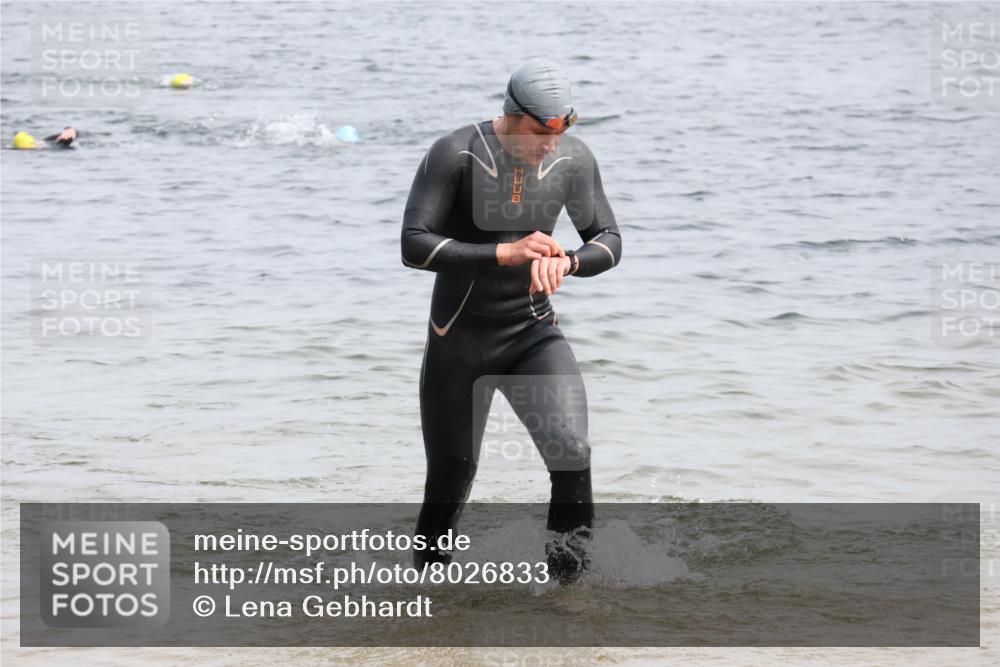 15.06.2025 - 27. Vierlanden-Triathlon Lena Gebhardt http://msf.ph/oto/8026833 15.06.2025 10:58:56 Schwimmen 706, 709, 743, 760 meine-sportfotos.de