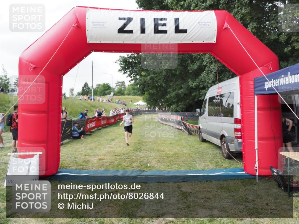 21.06.2025 - 27. Vierlanden-Triathlon MichiJ http://msf.ph/oto/8026844 15.06.2026 12:01:43 Ziel 503 meine-sportfotos.de