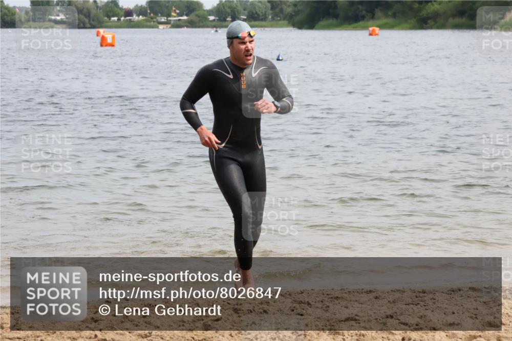15.06.2025 - 27. Vierlanden-Triathlon Lena Gebhardt http://msf.ph/oto/8026847 15.06.2025 10:58:58 Schwimmen 706, 709, 760 meine-sportfotos.de