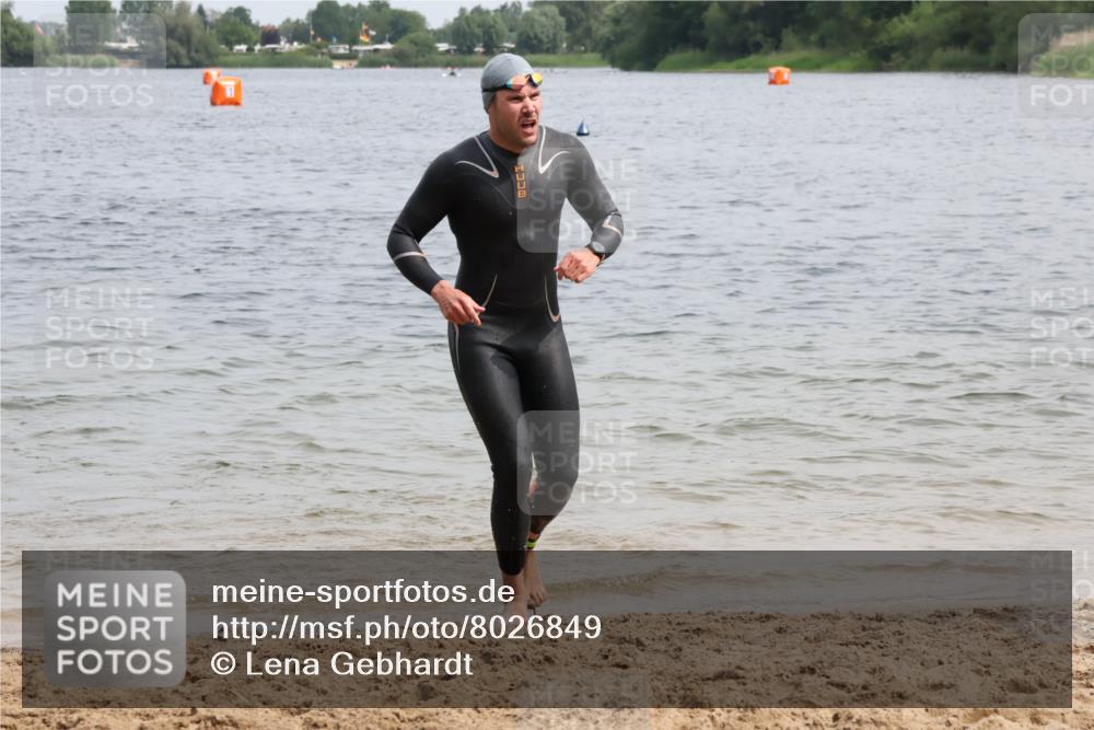 15.06.2025 - 27. Vierlanden-Triathlon Lena Gebhardt http://msf.ph/oto/8026849 15.06.2025 10:58:58 Schwimmen 706, 709, 760 meine-sportfotos.de