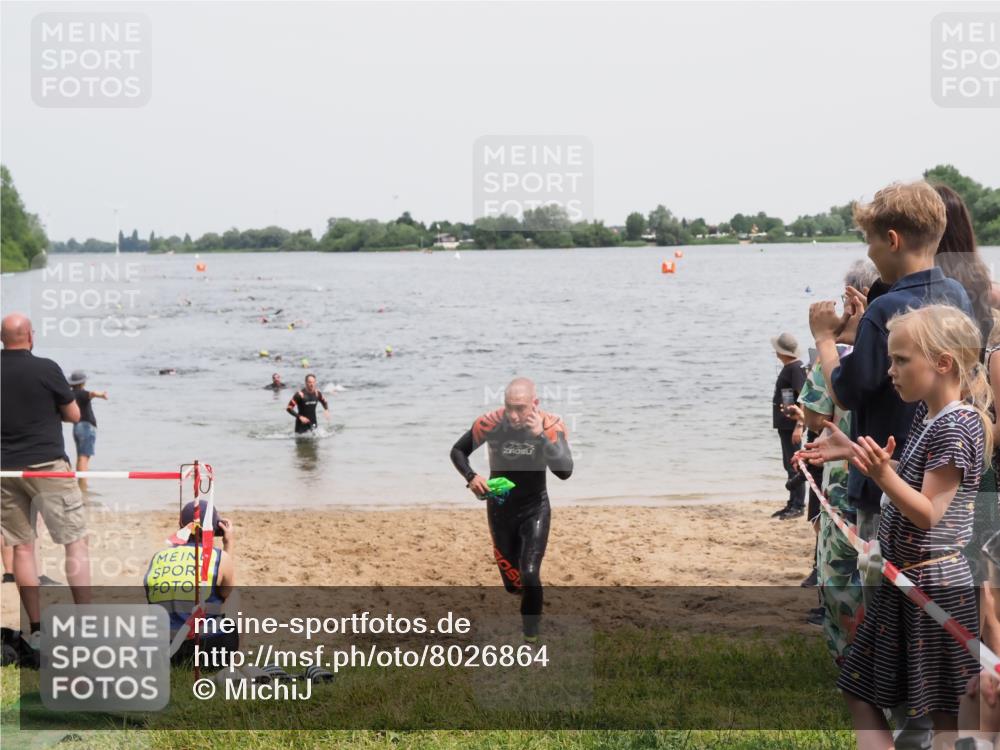 21.06.2025 - 27. Vierlanden-Triathlon MichiJ http://msf.ph/oto/8026864 15.06.2026 10:57:32 Schwimmen 707, 722 meine-sportfotos.de