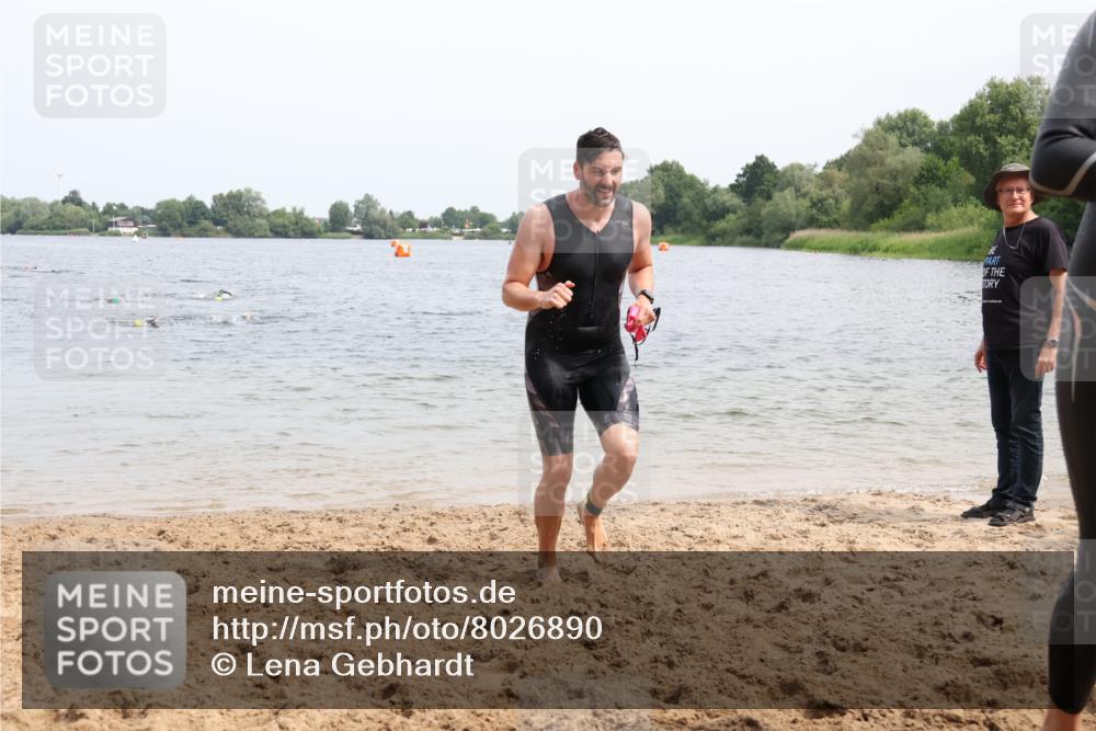 15.06.2025 - 27. Vierlanden-Triathlon Lena Gebhardt http://msf.ph/oto/8026890 15.06.2025 10:59:02 Schwimmen 706, 709, 760 meine-sportfotos.de