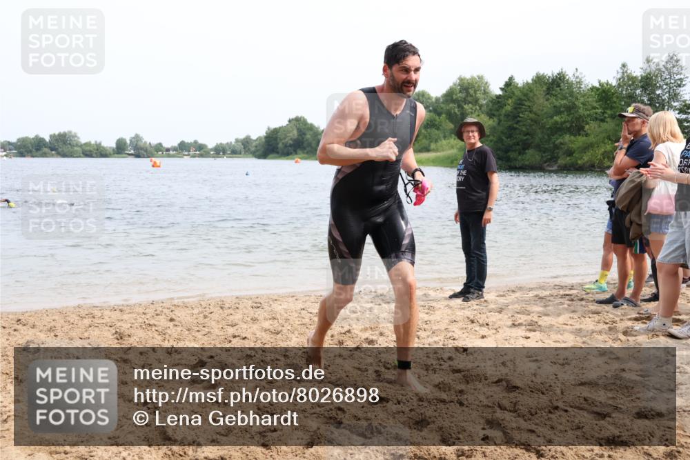 15.06.2025 - 27. Vierlanden-Triathlon Lena Gebhardt http://msf.ph/oto/8026898 15.06.2025 10:59:03 Schwimmen 706, 709, 760 meine-sportfotos.de