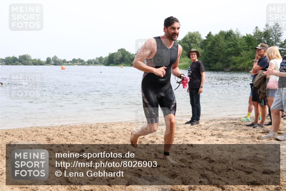 15.06.2025 - 27. Vierlanden-Triathlon Lena Gebhardt http://msf.ph/oto/8026903 15.06.2025 10:59:03 Schwimmen 706, 709, 760 meine-sportfotos.de