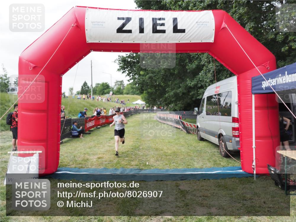 21.06.2025 - 27. Vierlanden-Triathlon MichiJ http://msf.ph/oto/8026907 15.06.2026 12:01:44 Ziel 503 meine-sportfotos.de