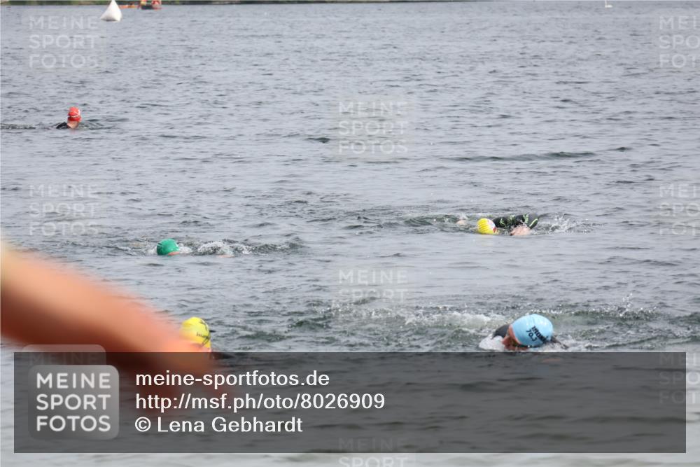 15.06.2025 - 27. Vierlanden-Triathlon Lena Gebhardt http://msf.ph/oto/8026909 15.06.2025 10:59:12 Schwimmen 706 meine-sportfotos.de