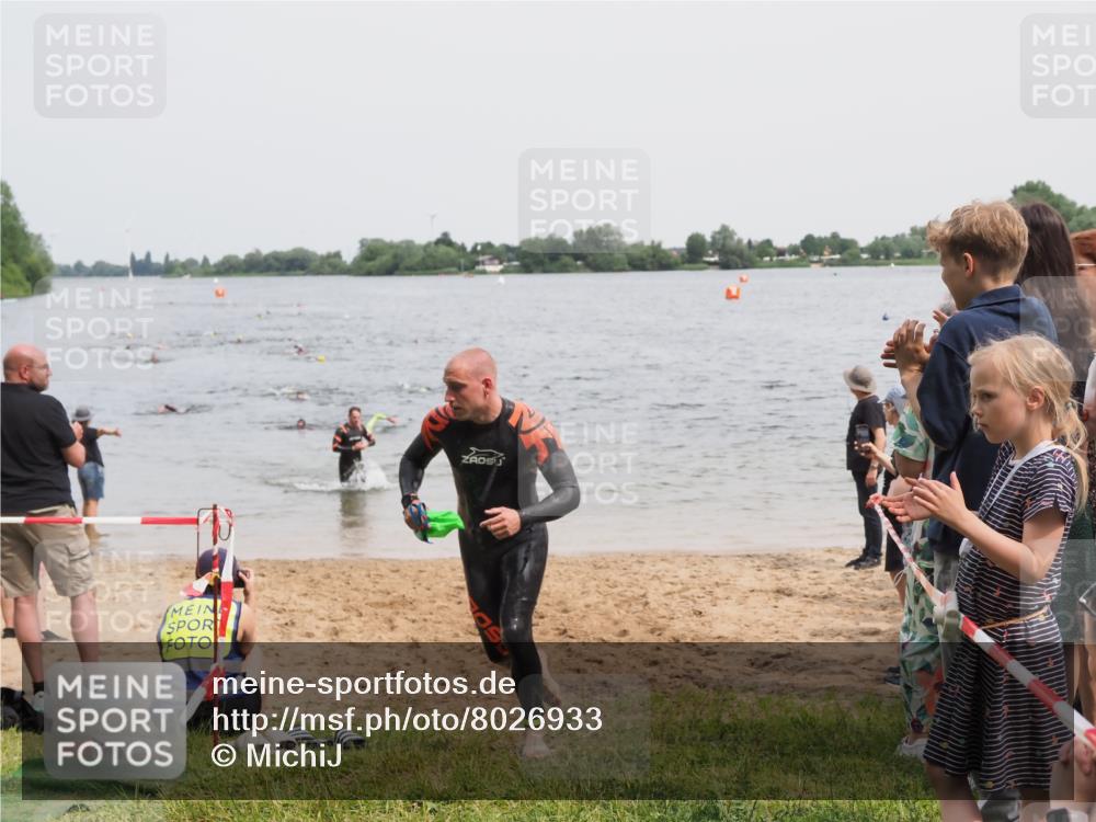 21.06.2025 - 27. Vierlanden-Triathlon MichiJ http://msf.ph/oto/8026933 15.06.2026 10:57:33 Schwimmen 707, 722 meine-sportfotos.de
