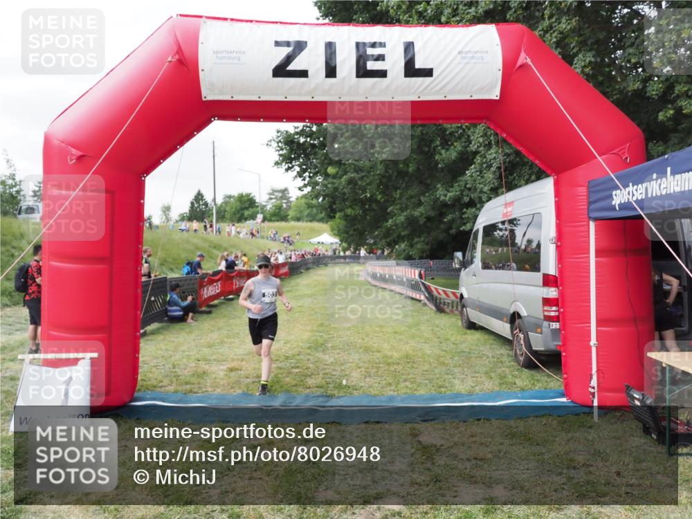 21.06.2025 - 27. Vierlanden-Triathlon MichiJ http://msf.ph/oto/8026948 15.06.2026 12:01:44 Ziel 503 meine-sportfotos.de