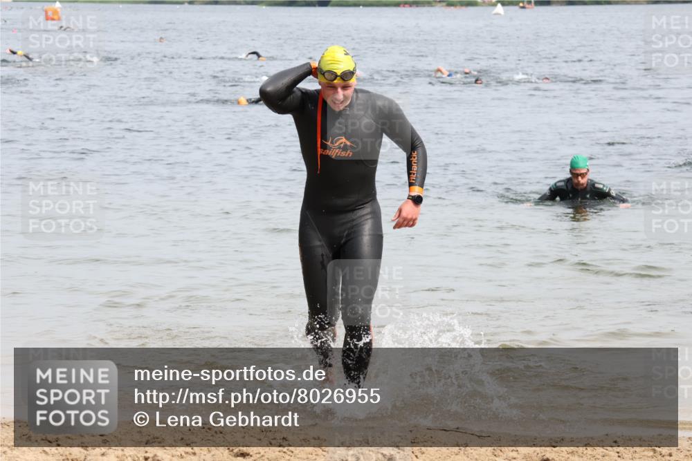 15.06.2025 - 27. Vierlanden-Triathlon Lena Gebhardt http://msf.ph/oto/8026955 15.06.2025 10:59:26 Schwimmen 668, 751 meine-sportfotos.de