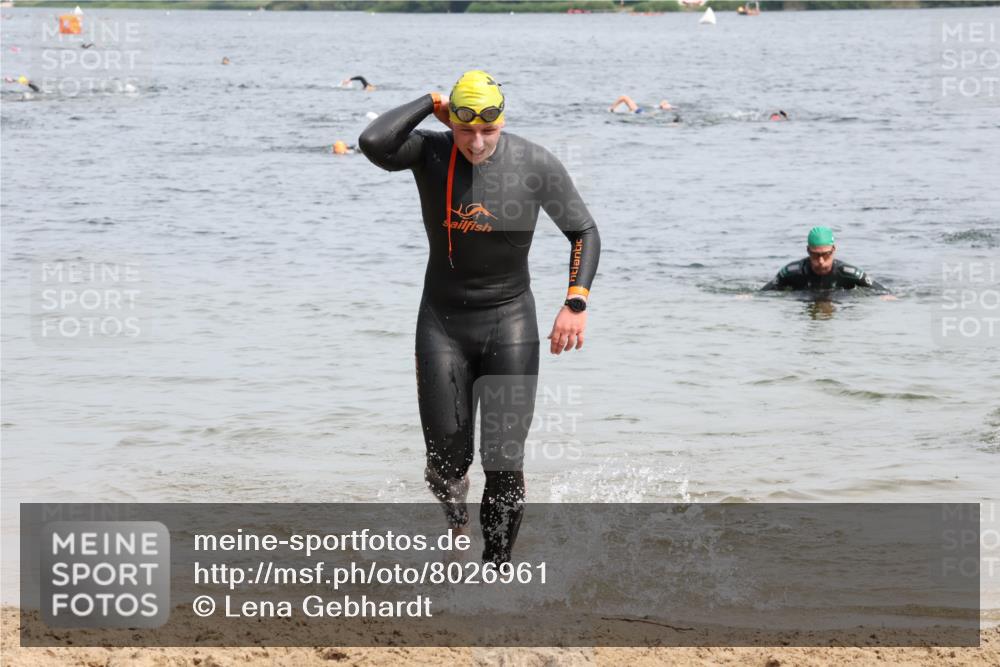 15.06.2025 - 27. Vierlanden-Triathlon Lena Gebhardt http://msf.ph/oto/8026961 15.06.2025 10:59:26 Schwimmen 668, 751 meine-sportfotos.de