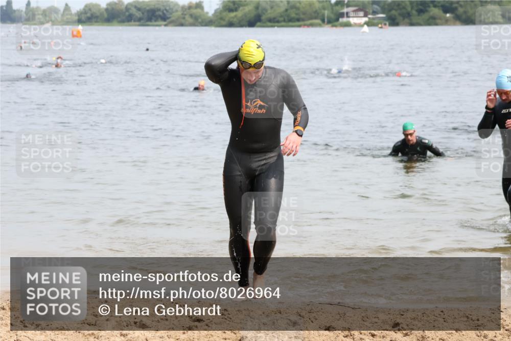 15.06.2025 - 27. Vierlanden-Triathlon Lena Gebhardt http://msf.ph/oto/8026964 15.06.2025 10:59:27 Schwimmen 668, 751 meine-sportfotos.de