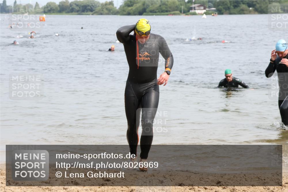 15.06.2025 - 27. Vierlanden-Triathlon Lena Gebhardt http://msf.ph/oto/8026969 15.06.2025 10:59:27 Schwimmen 668, 751 meine-sportfotos.de