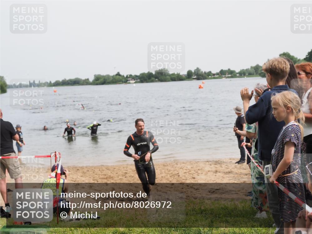 21.06.2025 - 27. Vierlanden-Triathlon MichiJ http://msf.ph/oto/8026972 15.06.2026 10:57:38 Schwimmen 707, 722 meine-sportfotos.de