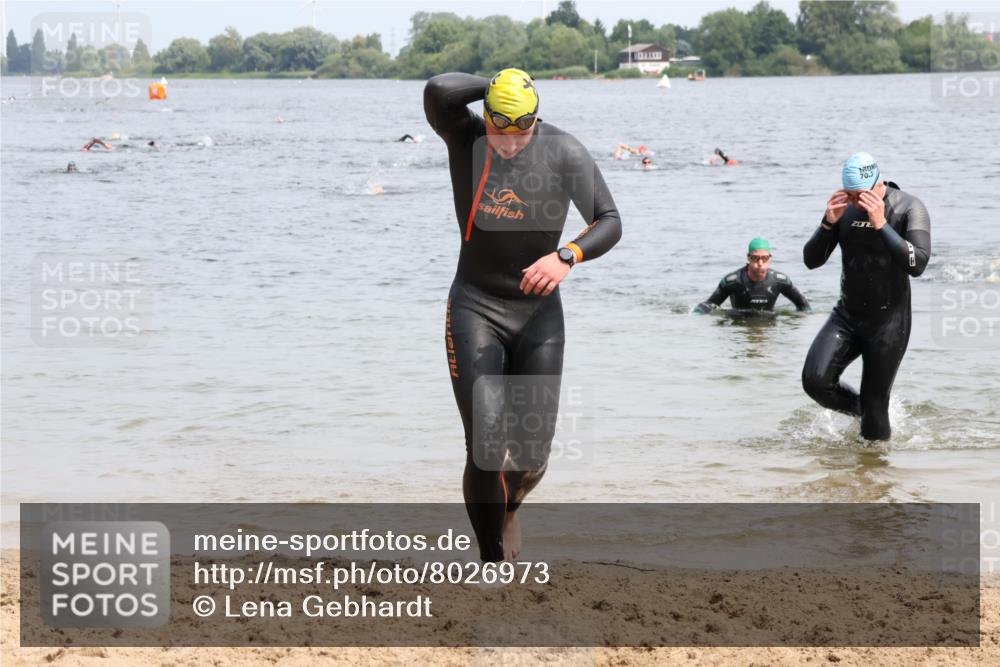 15.06.2025 - 27. Vierlanden-Triathlon Lena Gebhardt http://msf.ph/oto/8026973 15.06.2025 10:59:28 Schwimmen 668, 751 meine-sportfotos.de