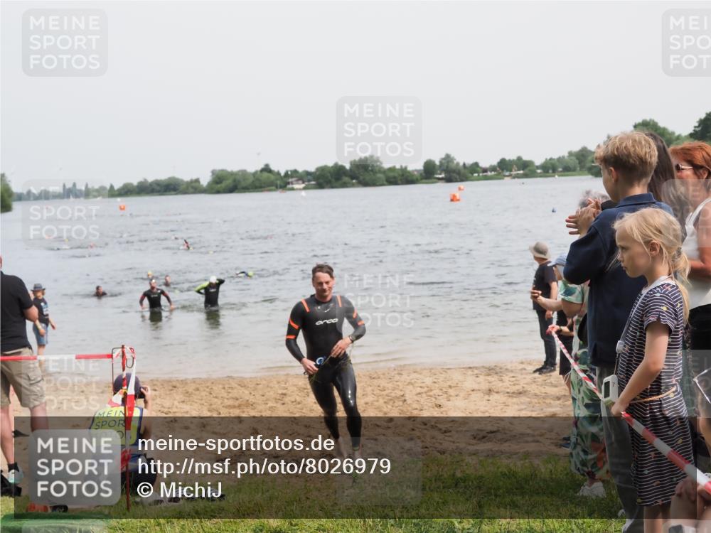 21.06.2025 - 27. Vierlanden-Triathlon MichiJ http://msf.ph/oto/8026979 15.06.2026 10:57:38 Schwimmen 707, 722 meine-sportfotos.de