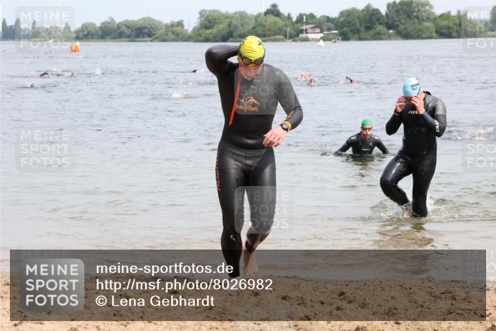 15.06.2025 - 27. Vierlanden-Triathlon Lena Gebhardt http://msf.ph/oto/8026982 15.06.2025 10:59:28 Schwimmen 668, 751 meine-sportfotos.de