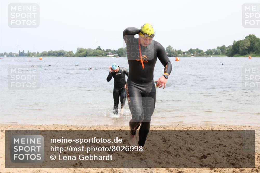 15.06.2025 - 27. Vierlanden-Triathlon Lena Gebhardt http://msf.ph/oto/8026998 15.06.2025 10:59:30 Schwimmen 641, 668, 751 meine-sportfotos.de