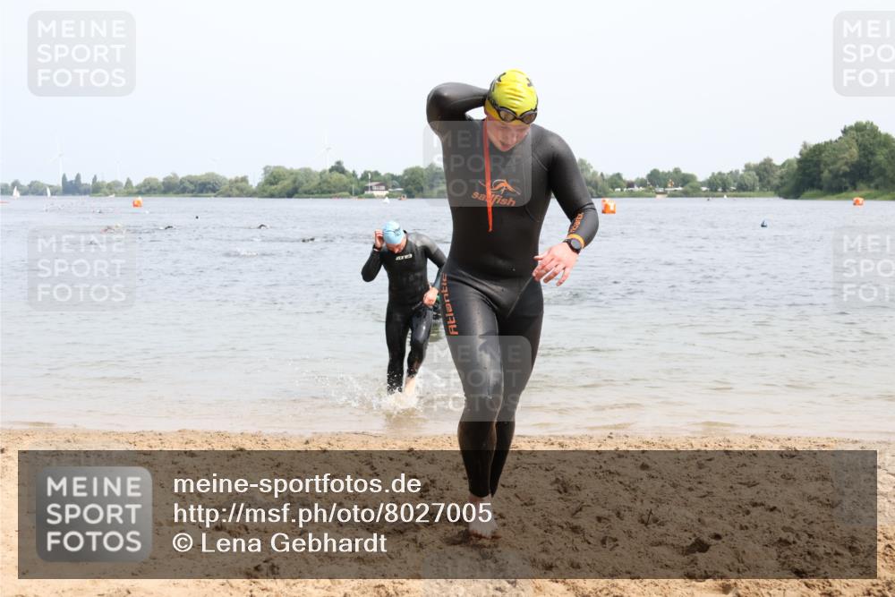 15.06.2025 - 27. Vierlanden-Triathlon Lena Gebhardt http://msf.ph/oto/8027005 15.06.2025 10:59:30 Schwimmen 641, 668, 751 meine-sportfotos.de