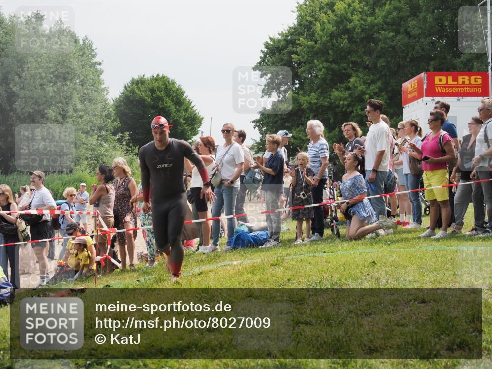 15.06.2025 - 27. Vierlanden-Triathlon KatJ http://msf.ph/oto/8027009 15.06.2025 11:00:39 Schwimmen 649, 678, 714, 723 meine-sportfotos.de