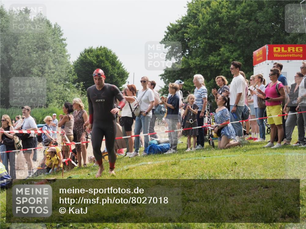 15.06.2025 - 27. Vierlanden-Triathlon KatJ http://msf.ph/oto/8027018 15.06.2025 11:00:39 Schwimmen 649, 678, 714, 723 meine-sportfotos.de