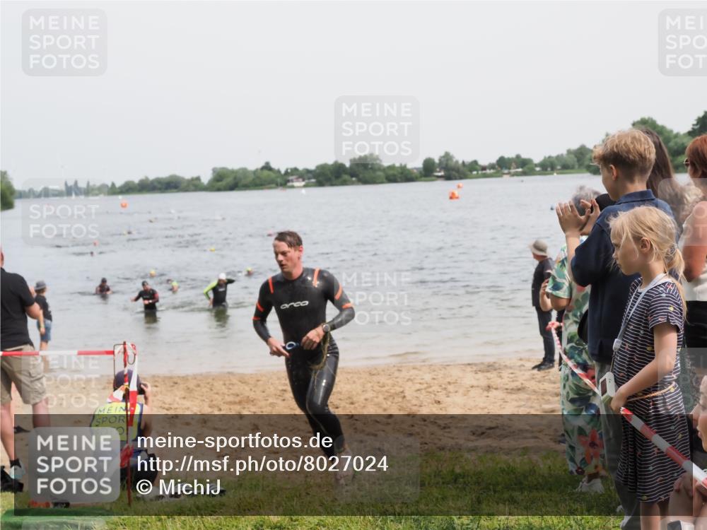 21.06.2025 - 27. Vierlanden-Triathlon MichiJ http://msf.ph/oto/8027024 15.06.2026 10:57:39 Schwimmen 707, 722 meine-sportfotos.de