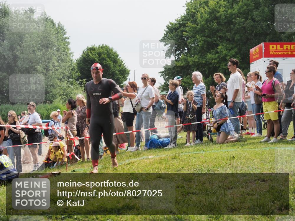 15.06.2025 - 27. Vierlanden-Triathlon KatJ http://msf.ph/oto/8027025 15.06.2025 11:00:39 Schwimmen 649, 678, 714, 723 meine-sportfotos.de