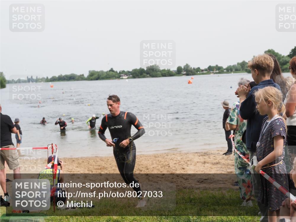 21.06.2025 - 27. Vierlanden-Triathlon MichiJ http://msf.ph/oto/8027033 15.06.2026 10:57:39 Schwimmen 707, 722 meine-sportfotos.de