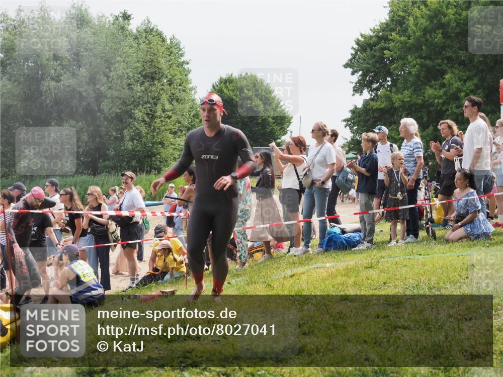 15.06.2025 - 27. Vierlanden-Triathlon KatJ http://msf.ph/oto/8027041 15.06.2025 11:00:40 Schwimmen 649, 678, 723 meine-sportfotos.de