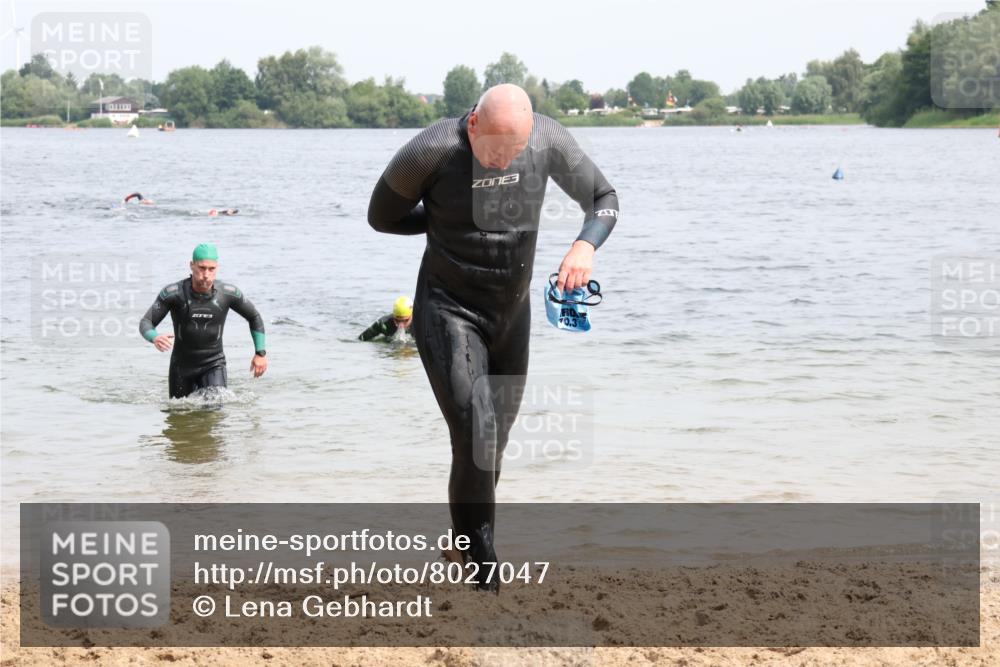 15.06.2025 - 27. Vierlanden-Triathlon Lena Gebhardt http://msf.ph/oto/8027047 15.06.2025 10:59:32 Schwimmen 641, 668, 751 meine-sportfotos.de