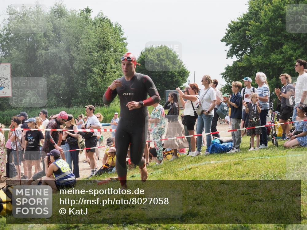 15.06.2025 - 27. Vierlanden-Triathlon KatJ http://msf.ph/oto/8027058 15.06.2025 11:00:40 Schwimmen 649, 678, 723 meine-sportfotos.de