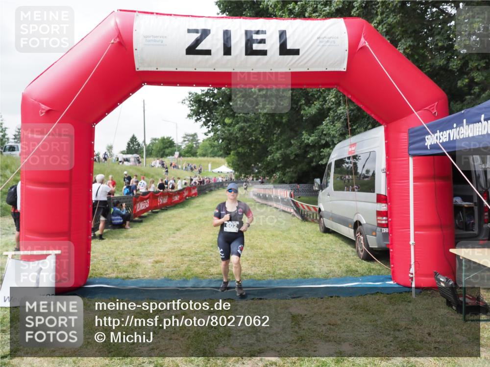 21.06.2025 - 27. Vierlanden-Triathlon MichiJ http://msf.ph/oto/8027062 15.06.2026 12:04:35 Ziel 602 meine-sportfotos.de
