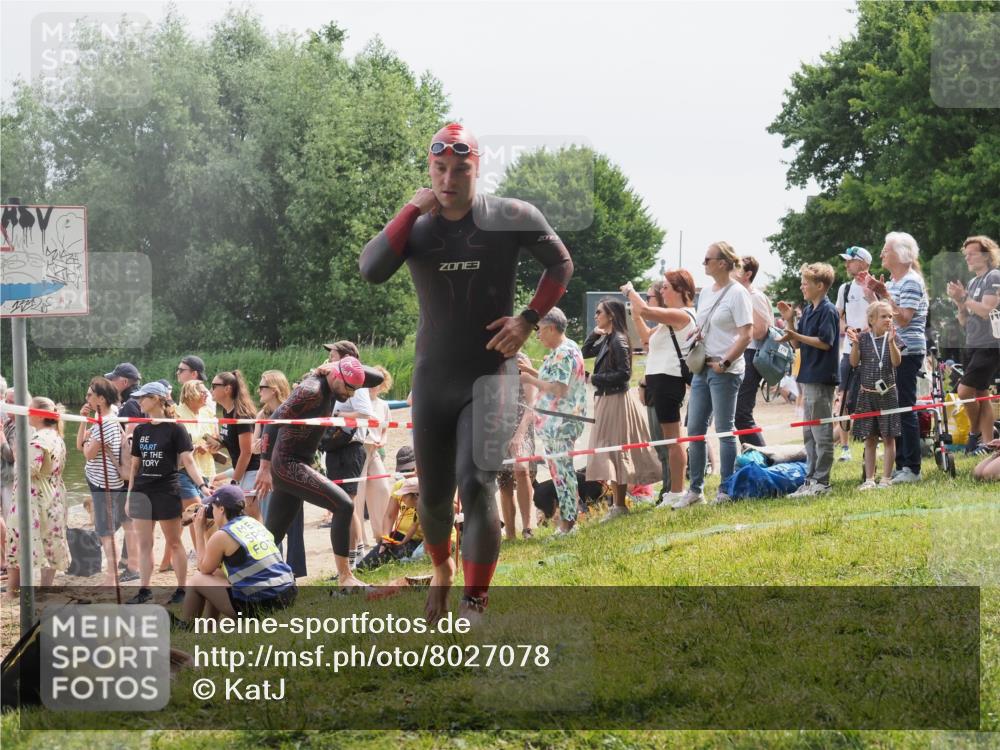15.06.2025 - 27. Vierlanden-Triathlon KatJ http://msf.ph/oto/8027078 15.06.2025 11:00:40 Schwimmen 649, 678, 723 meine-sportfotos.de