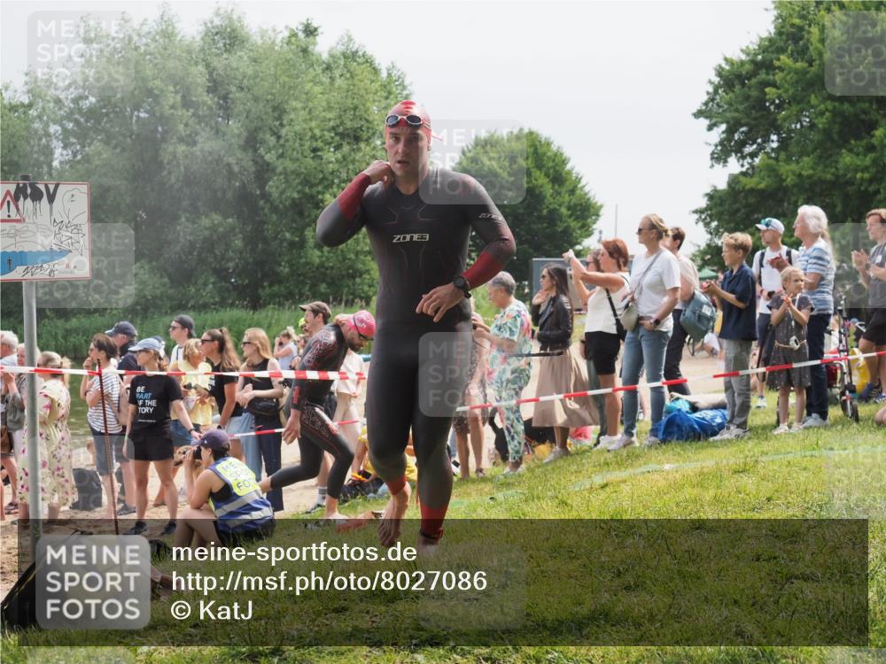 15.06.2025 - 27. Vierlanden-Triathlon KatJ http://msf.ph/oto/8027086 15.06.2025 11:00:41 Schwimmen 649, 678, 699, 723 meine-sportfotos.de