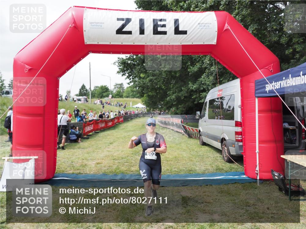 21.06.2025 - 27. Vierlanden-Triathlon MichiJ http://msf.ph/oto/8027111 15.06.2026 12:04:35 Ziel 602 meine-sportfotos.de