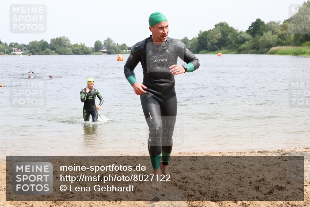 15.06.2025 - 27. Vierlanden-Triathlon Lena Gebhardt http://msf.ph/oto/8027122 15.06.2025 10:59:39 Schwimmen 641, 668, 727, 751 meine-sportfotos.de