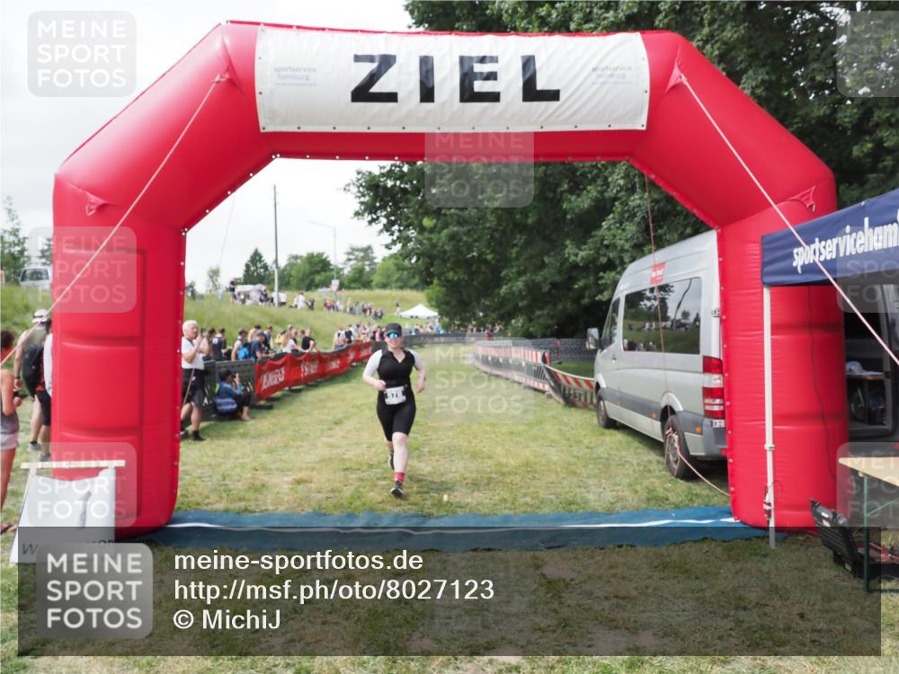 21.06.2025 - 27. Vierlanden-Triathlon MichiJ http://msf.ph/oto/8027123 15.06.2026 12:04:50 Ziel 578 meine-sportfotos.de