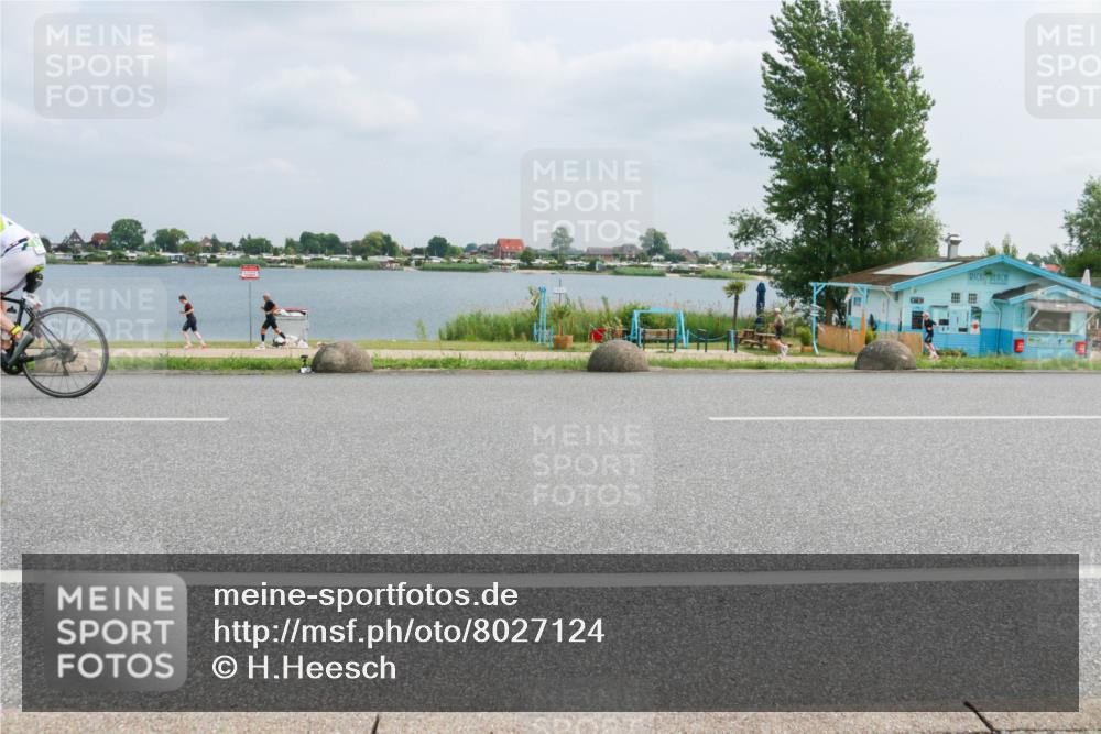 21.06.2025 - 27. Vierlanden-Triathlon H.Heesch http://msf.ph/oto/8027124 15.06.2025 12:18:56 Radfahren 806 meine-sportfotos.de