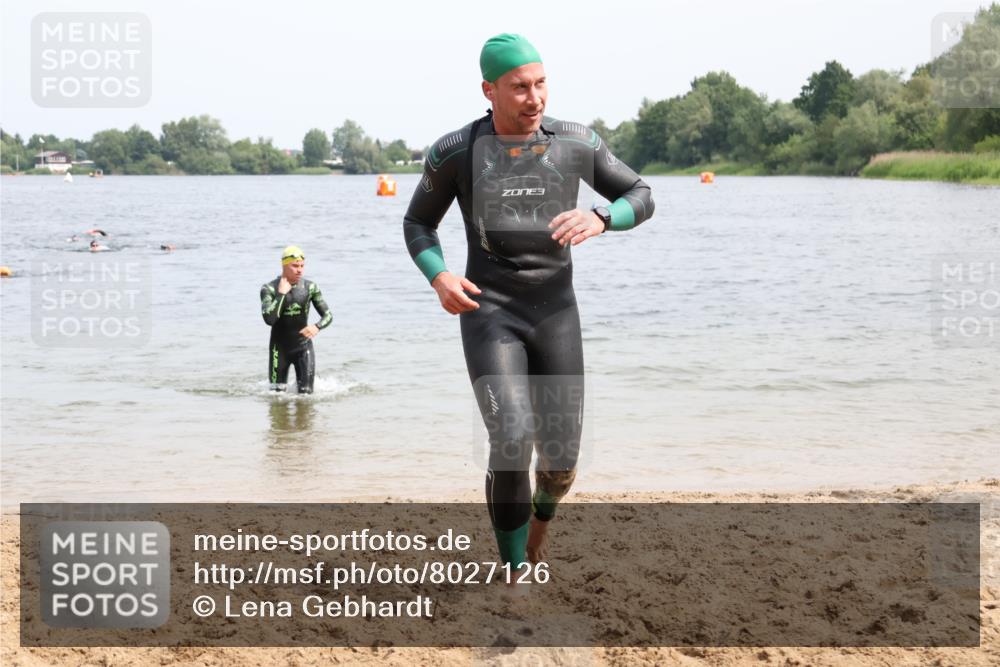 15.06.2025 - 27. Vierlanden-Triathlon Lena Gebhardt http://msf.ph/oto/8027126 15.06.2025 10:59:39 Schwimmen 641, 668, 727, 751 meine-sportfotos.de