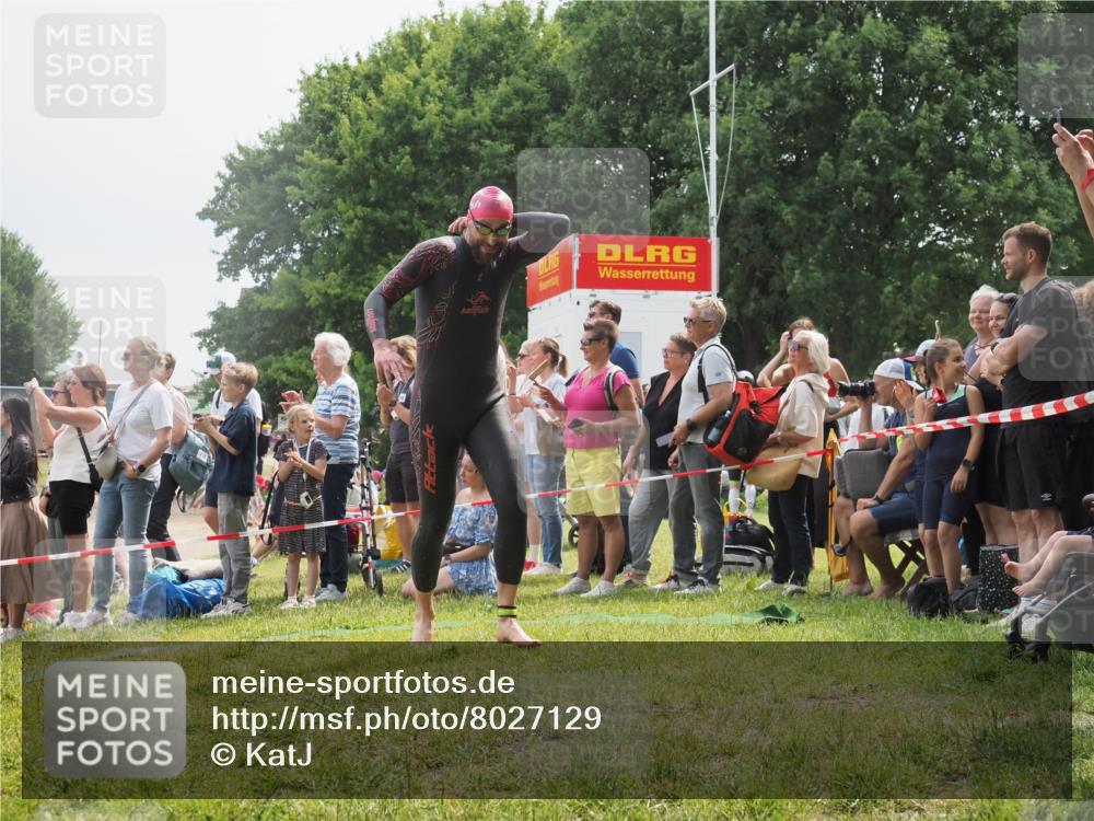 15.06.2025 - 27. Vierlanden-Triathlon KatJ http://msf.ph/oto/8027129 15.06.2025 11:00:43 Schwimmen 649, 678, 699, 723 meine-sportfotos.de