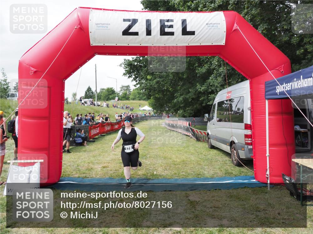 21.06.2025 - 27. Vierlanden-Triathlon MichiJ http://msf.ph/oto/8027156 15.06.2026 12:04:50 Ziel 578 meine-sportfotos.de